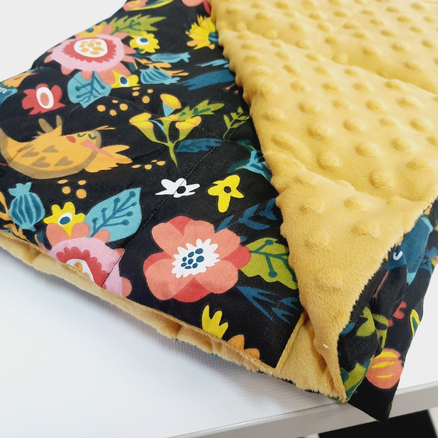 VÖGEL UND BLUMEN GEWICHTETE DECKE