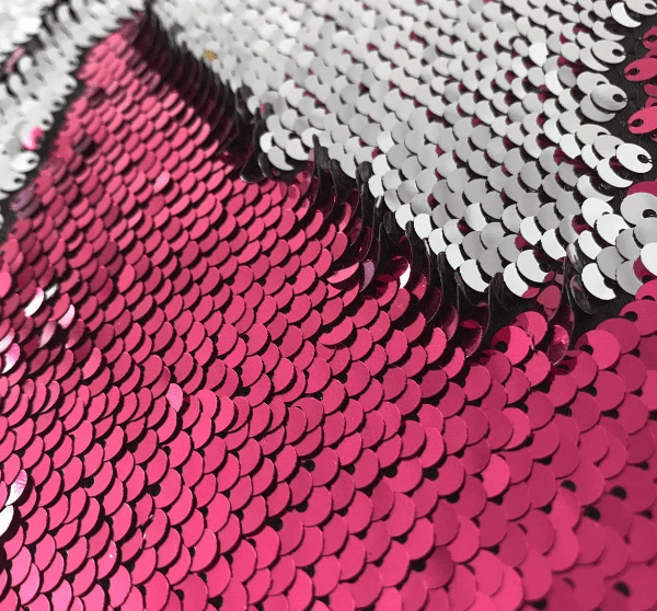 Zweifarbiges, mit Pailletten beschwertes Schoßkissen