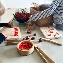 Laden Sie das Bild in den Galerie-Viewer, a boy playing good wood preschool wooden board