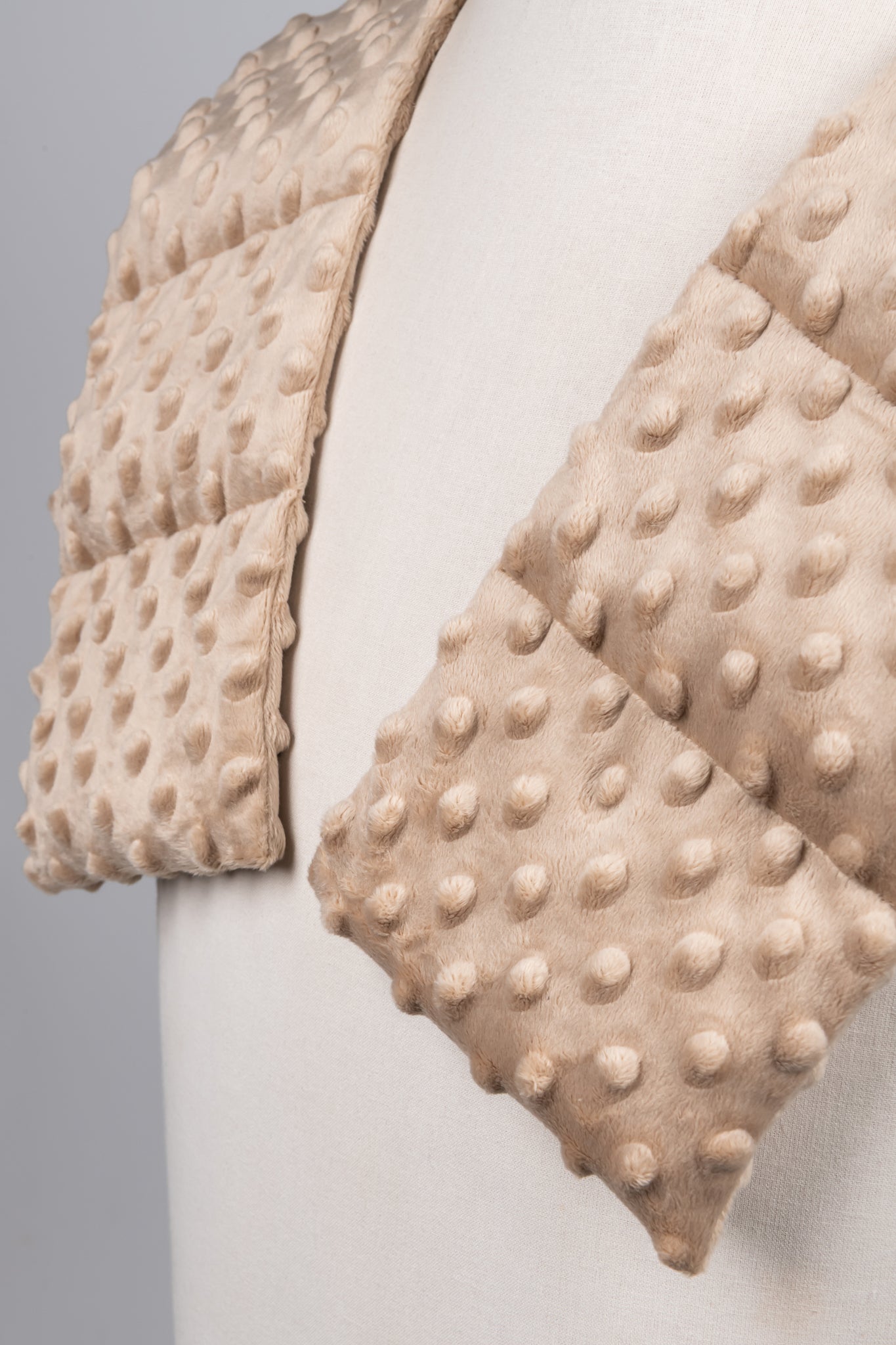 LONG MINKY WEIGHTED COLLAR arm ends, cappuccino colour