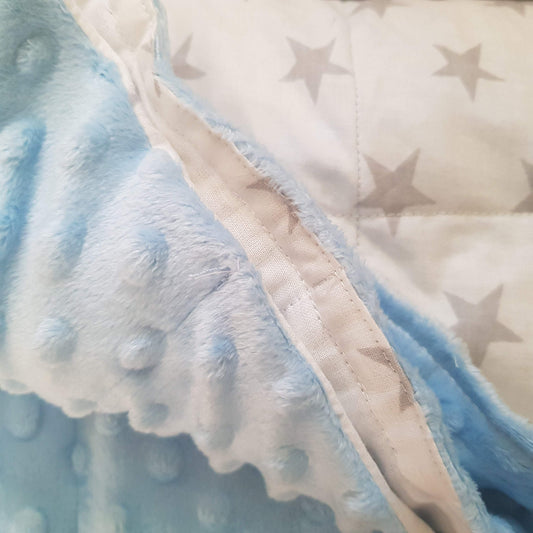 60x80cm graue Sterne mit hellblauer Minky-Gewichtsdecke, 3kg