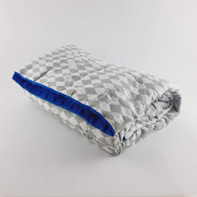 Laden Sie das Bild in den Galerie-Viewer, Karo Minky Weighted Blanket with cobalt minky backing